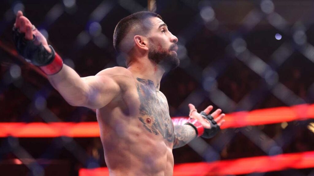 Ilia Topuria en UFC 317 ante Charles Oliveira