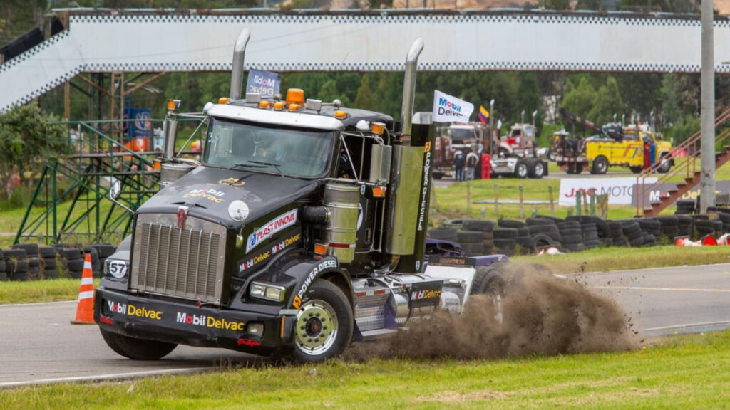 Competencia en el Autódromo de Tocancipá. - Gran Premio Mobil Delvac de Tractomulas.