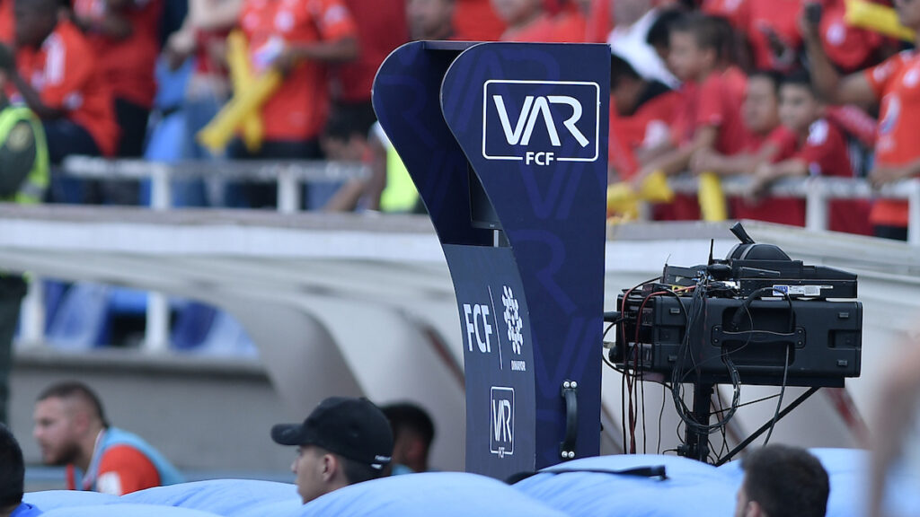 Pantalla de VAR en Colombia. - Vizzor Image.