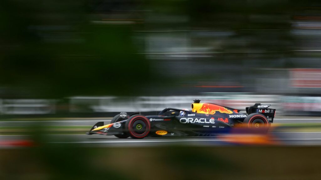 Verstappen, a pesar de enfrentar dificultades con su monoplaza, logró imponerse en los últimos instantes a Oscar Piastri.