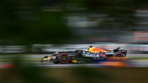 Verstappen sorprende a Piastri en la última vuelta para ganar la pole en Silverstone