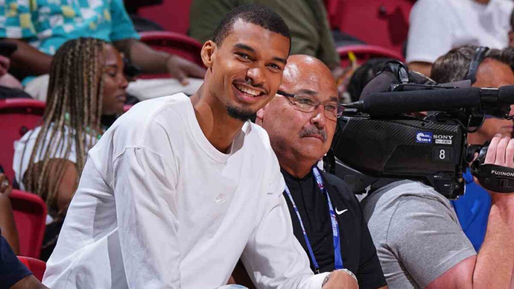 Wembanyama viendo la NBA Summer League