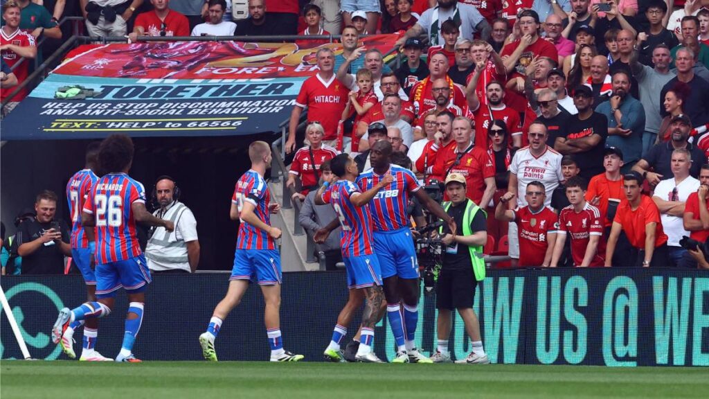 Daniel Muñoz y Jefferson Lerma campeones de la Community Shield