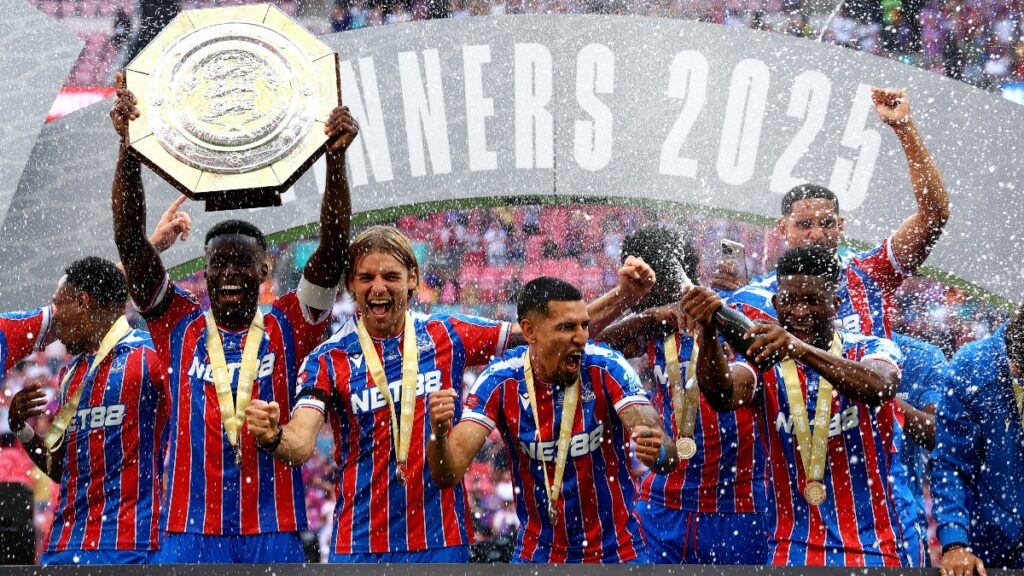 Daniel Muñoz y Jefferson Lerma campeones de la Community Shield / REUTERS/Matthew Childs