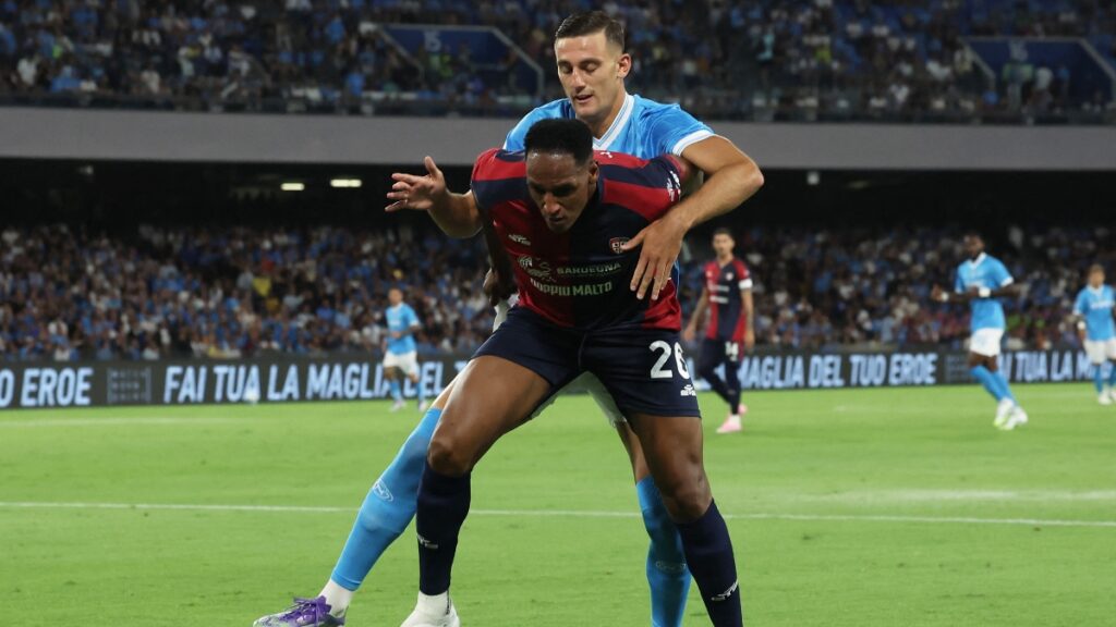 Yerry Mina jugando con Cagliari ante Napoli / REUTERS/Ciro De Luca