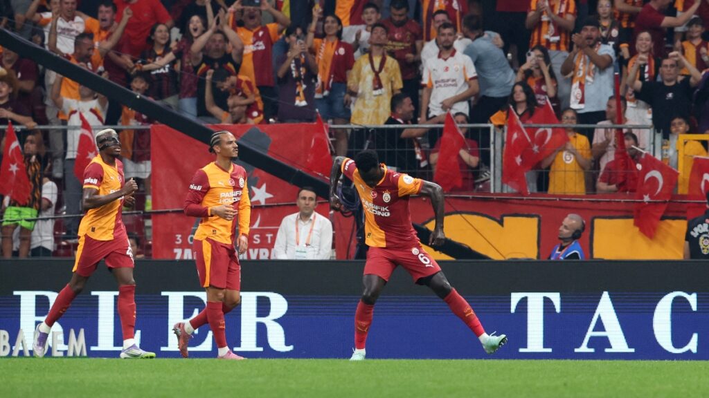 Dávinson Sánchez celebrando su gol con Galatasaray /REUTERS/Dilara Senkaya