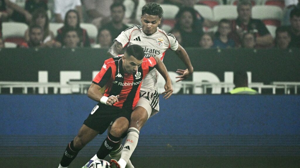 Richard Ríos jugando con Benfica vs Niza / AFP