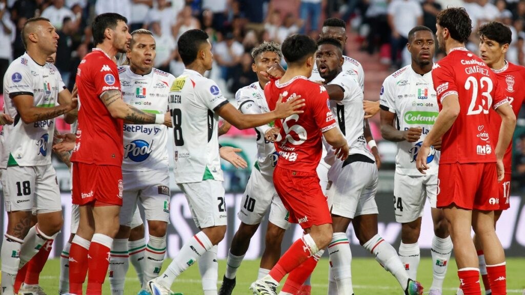 Once Caldas jugando ante Huracán de Argentina / JOHN BONILLA / AFP