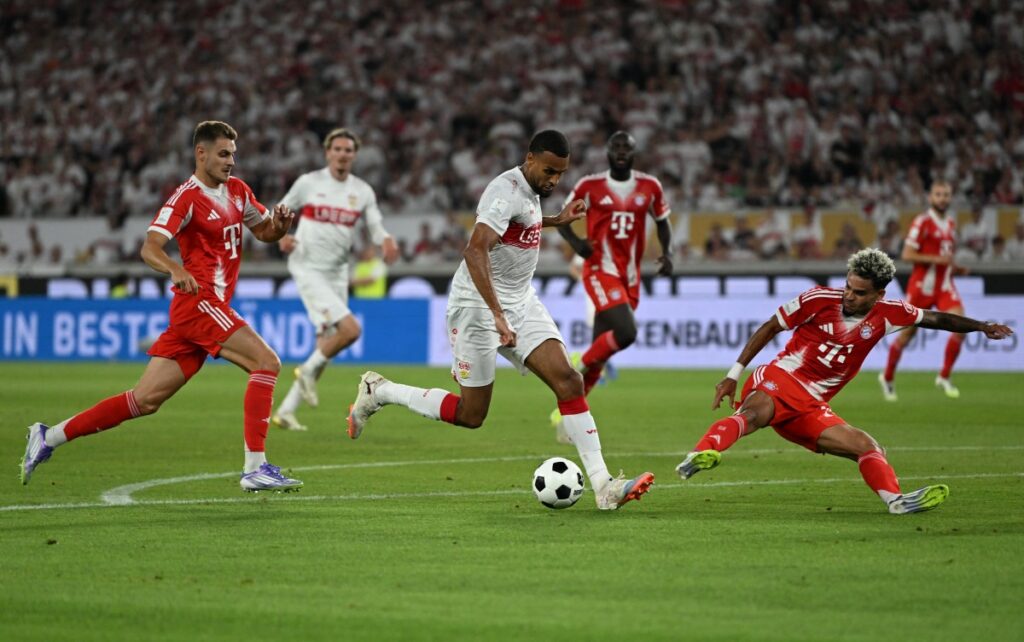 Luis Díaz enfrenta a Josha Vagnoman. - Thomas Kienzle, AFP.