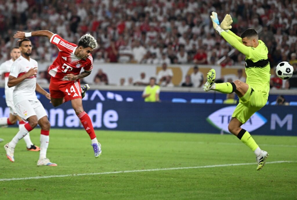 Luis Díaz cabecea para gol. - Thomas Kienzle, AFP.