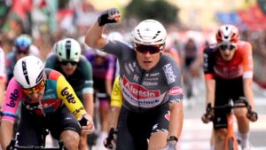 Jasper Philipsen reina en el caos y repite victoria en la etapa 8 de la Vuelta a España