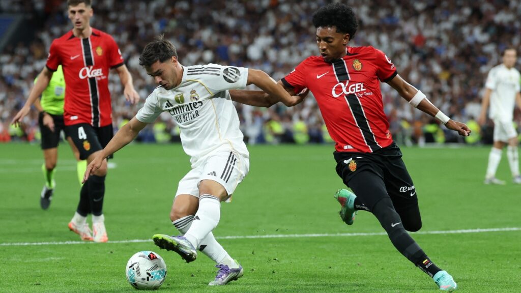 Johan Mojica disputando un balón ante el Real Madrid / THOMAS COEX / AFP