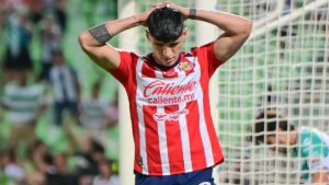 Alan Pulido falla penalti ante Santos y profundiza la crisis de gol en Chivas