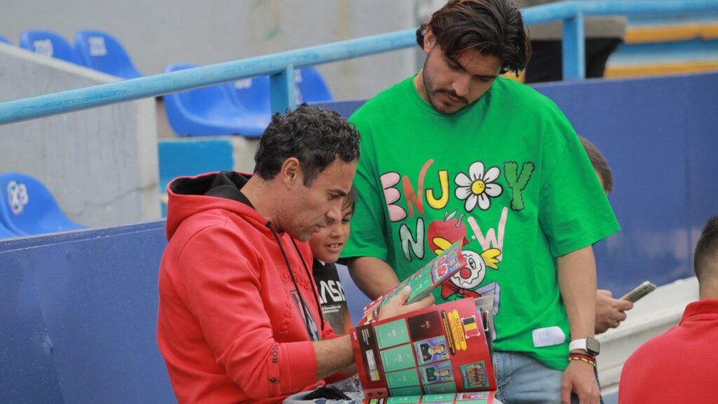 Aficionados llenando el álbum de Panini