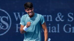 Carlos Alcaraz celebra su victoria 50 de la temporada con boleto a octavos en Cincinnati