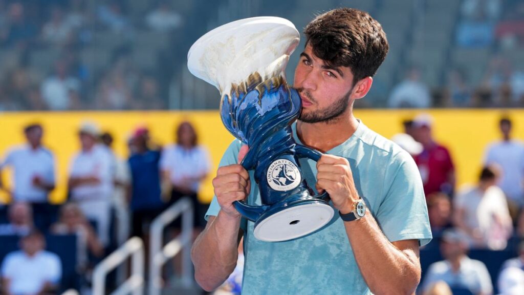Carlos Alcaraz conquista el Masters 1000 de Cincinnati tras el retiro de Jannik Sinner