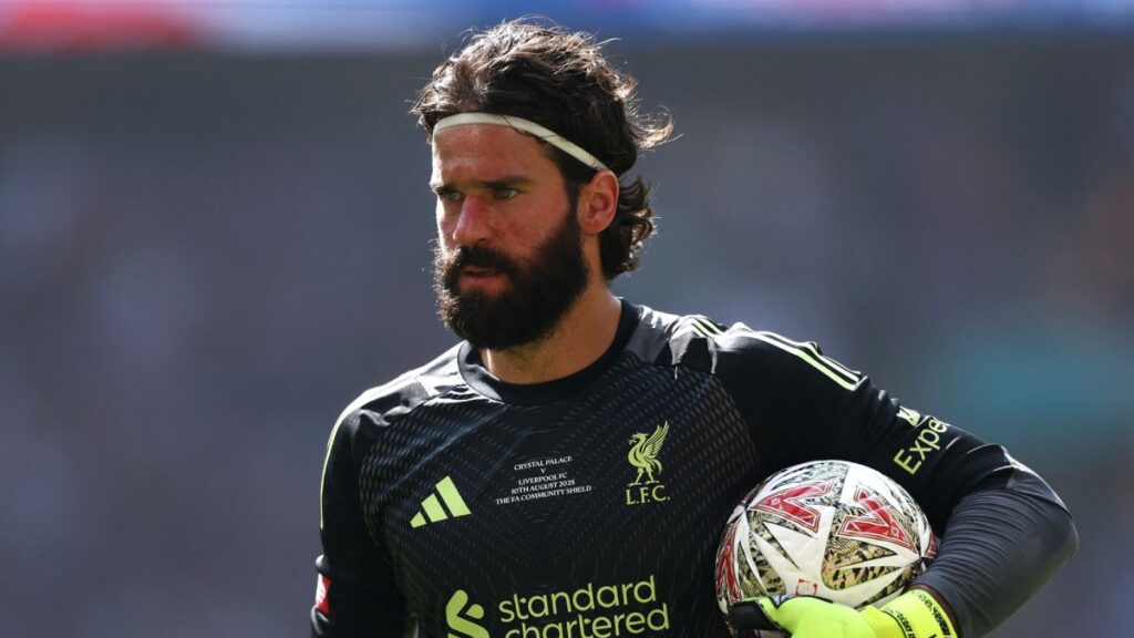 Alisson con el Liverpool de Inglaterra