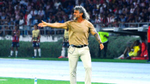 Leonel Álvarez explota con ironía contra el árbitro y el VAR: “Muy simpático… él tendría que estar aquí por ser la figura”