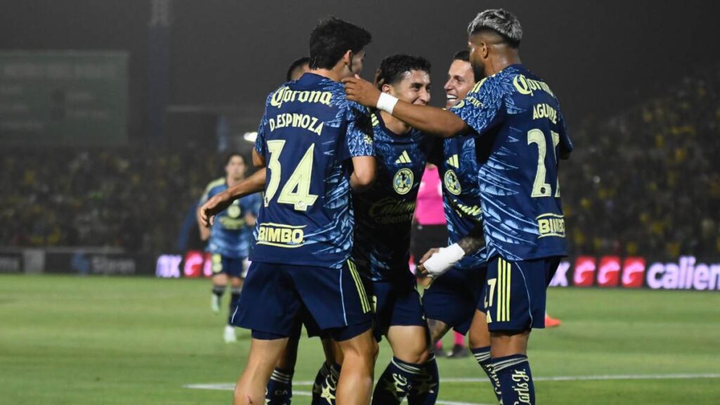 Jugadores del América en festejo de gol