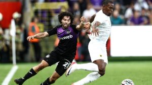 Anderlecht y AEK Atenas igualan en el primer asalto del Chino Huerta vs Orbelín Pineda