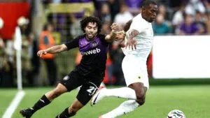 Anderlecht y AEK Atenas igualan en el primer asalto del Chino Huerta vs Orbelín Pineda