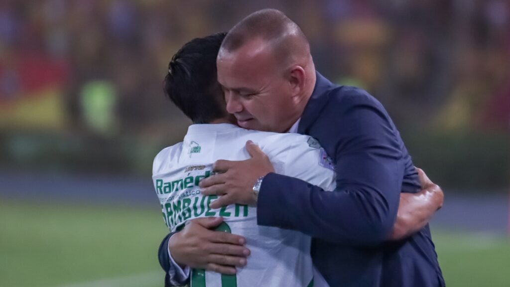 Rafael Dudamel, de Pereira, abrazando a Fabián Sambueza, de Bucaramanga / Vizzor