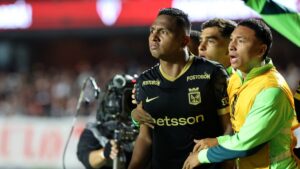 Alfredo Morelos no oculta su frustración tras la polémica expulsión de Cardona en la caída de Nacional