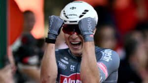 Jasper Philipsen se impone en el sprint y es el primer líder de la Vuelta a España 2025