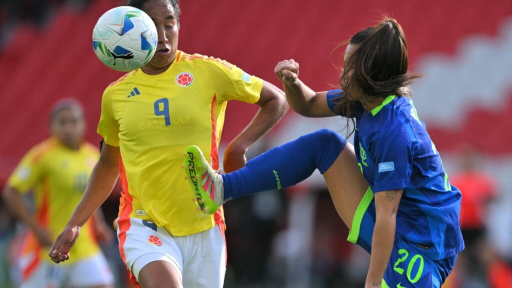 Mayra Ramírez disputando un balón | Rodrigo BUENDIA / AFP.