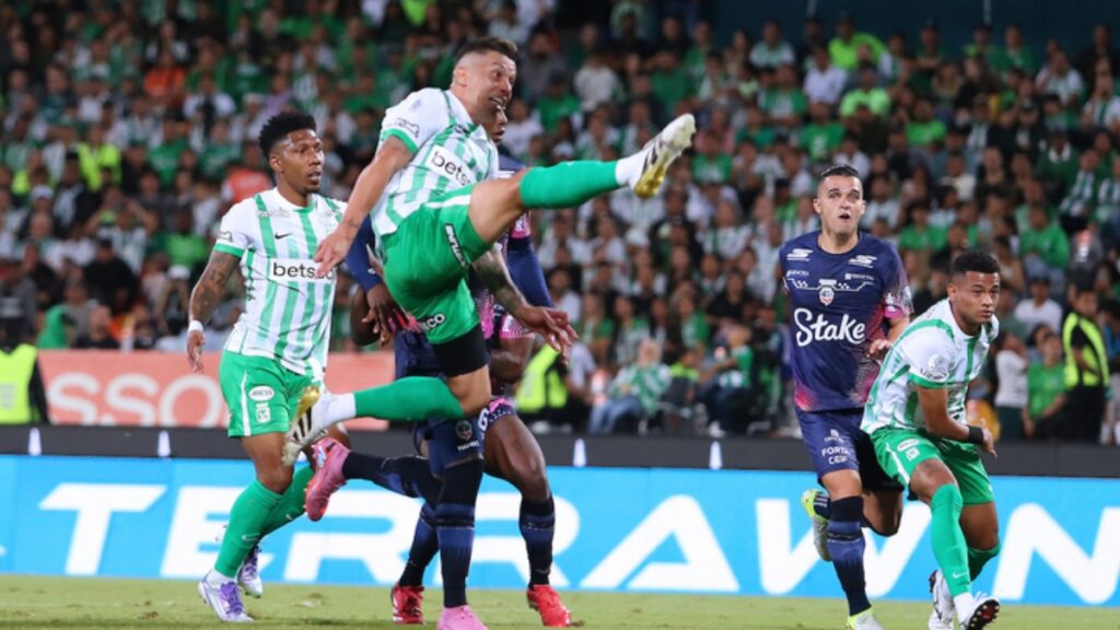 Matheus Uribe salta por la pelota. - Vizzor Image.