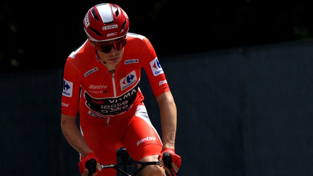 Jonas Vingegaard vestido de rojo | REUTERS/Manon Cruz.