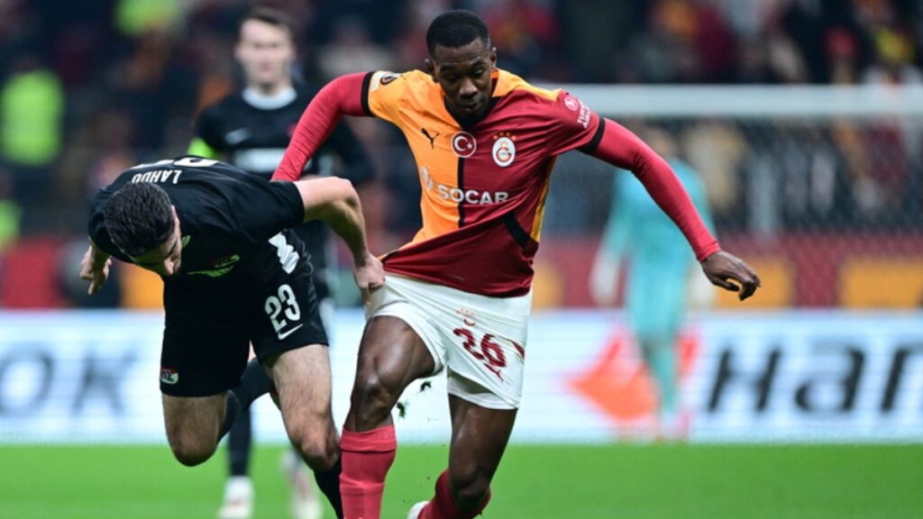 Carlos Cuesta con el Galatasaray | ABDULHAMID HOSBAS / Anadolu via AFP.