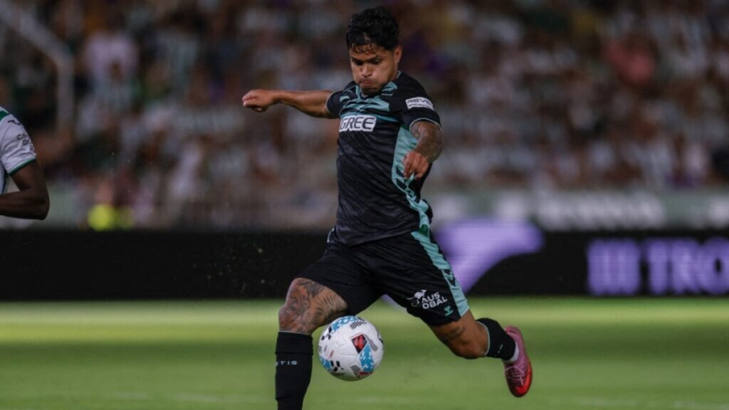 El 'Cucho' Hernández en el Betis | Jose Luis Contreras/Dax Images/NurPhoto via AFP.