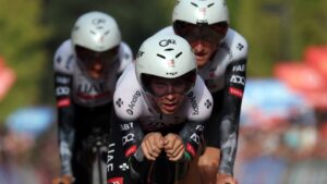 UAE se impone en la crono por equipos, pero Jonas Vingegaard recupera el rojo en Figueres