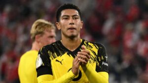 Jobe Bellingham y el primer problema en Dortmund: lo cambian al descanso ¡y sus padres bajan a reclamar al vestidor!