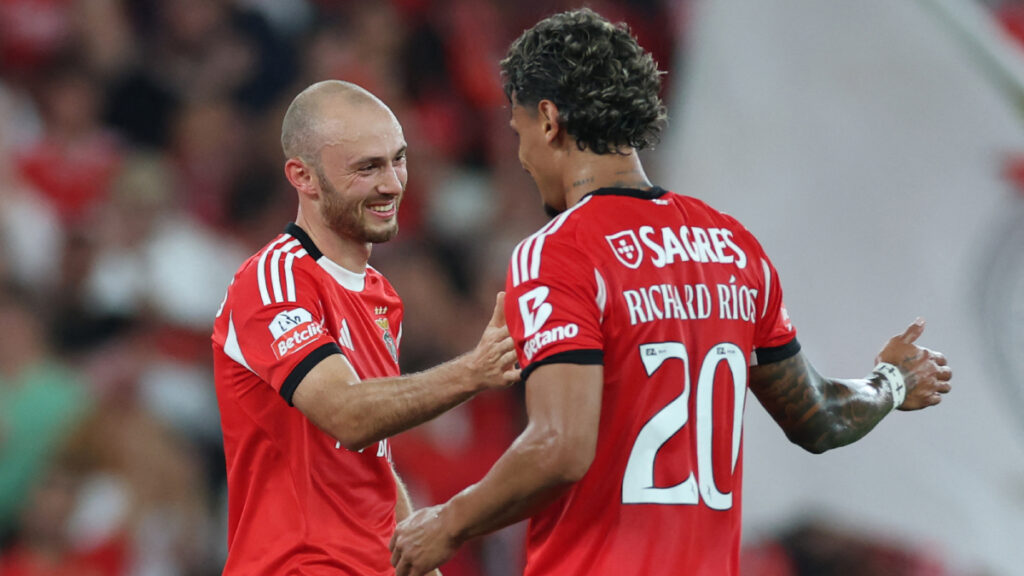 Richard Ríos felicita a Aursnes por su tanto al Tondela. | Patricia de Melo / AFP