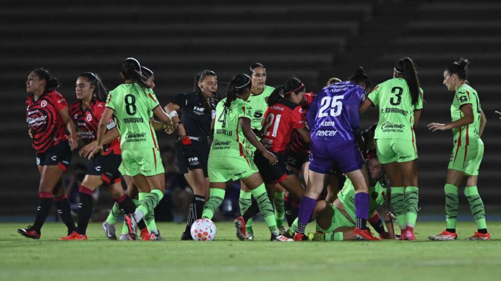 Las jugadoras Miah Zuazua y Natividad Martínez fueron expulsadas por pelearse en el Bravos vs Xolas de la Liga MX Femenil.