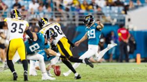 ¡Cam Little de los Jaguars anota gol de campo de 70 yardas ante Steelers en pretemporada!