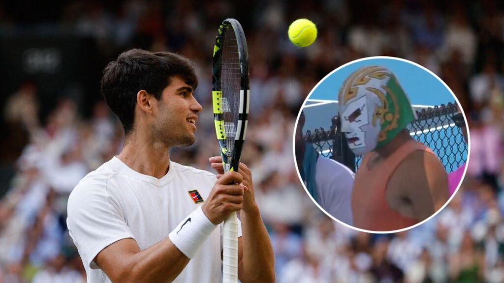 Carlos Alcaraz con la máscara de luchador de Dr. Wagner Jr.