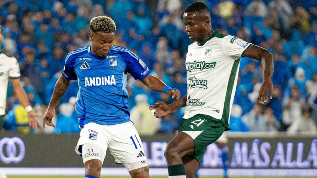 Beckham Castro y Julián Quiñones disputan la pelota. - @MillosFCoficial.