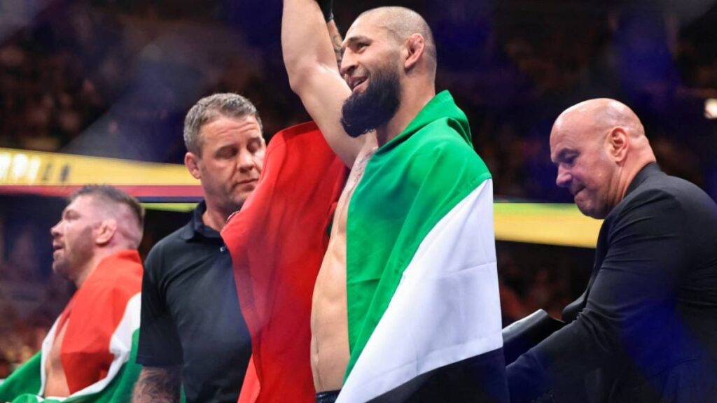 Khamzat Chimaev da master class de derribo, se impone a Dricus Du Plessis y se erige campeón en UFC 319