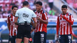 “Bien sancionado el penal en el Chivas vs Juárez: Bryan González comete una zancadilla imprudente”
