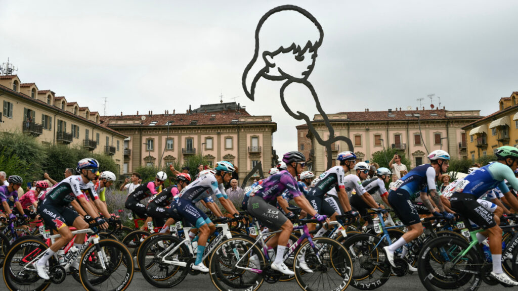 El pelotón, en acción este domingo en La Vuelta. | Marco Bertorello / AFP