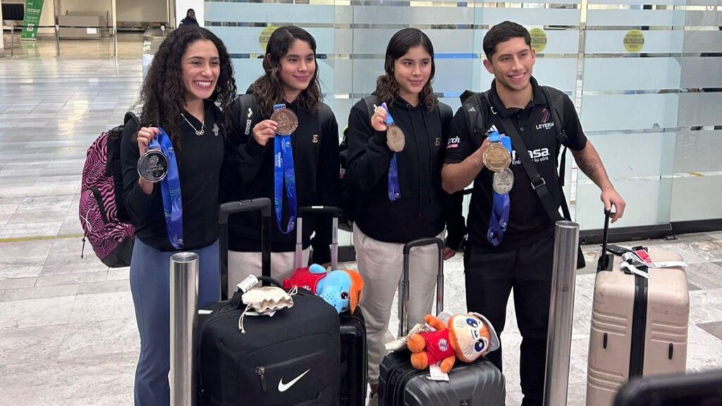 Llegada de clavadistas mexicanos a la CDMX