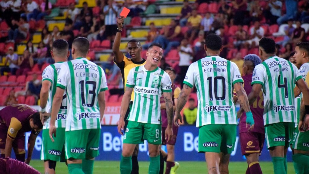 Matheus Uribe fue el primer expulsado de Nacional. Vizzor