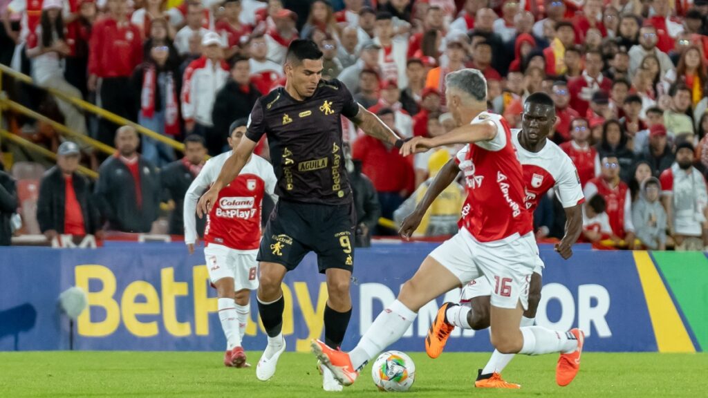 Una postal del duro juego en Bogotá. Vizzor