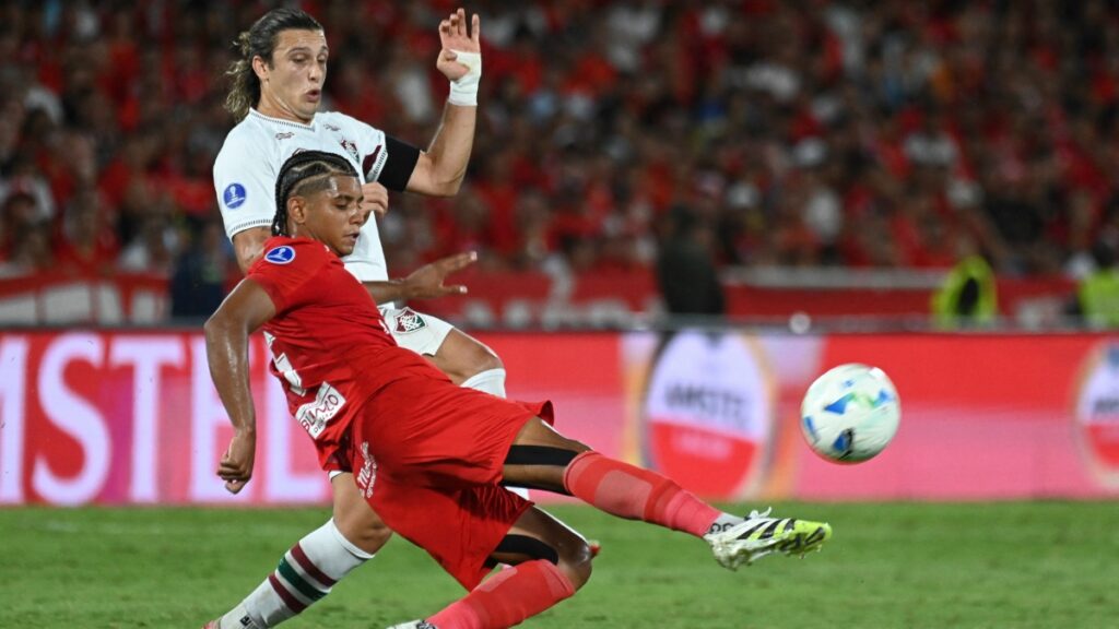 Escobar no la pasó bien en el mediocampo del América. AFP