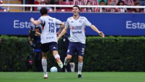 Cruz Azul se sobrepone a la polémica arbitral y hunde a las Chivas en la tabla de la Liga MX 2025