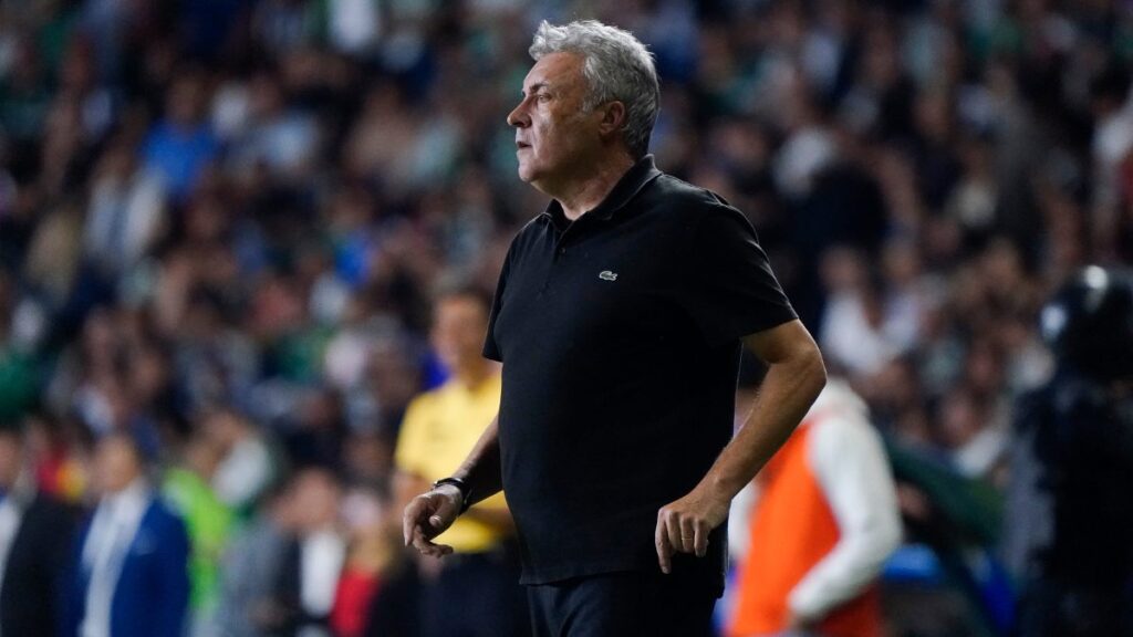 Domenec Torrent en partido de Rayados