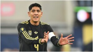 Edson Álvarez sería objetivo del Fenerbahce de Mourinho